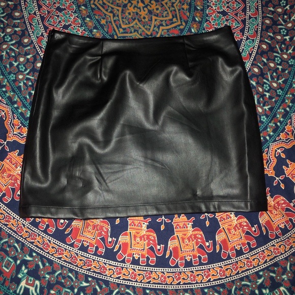 Juicy Couture Pleather mini skirt - Picture 3 of 3